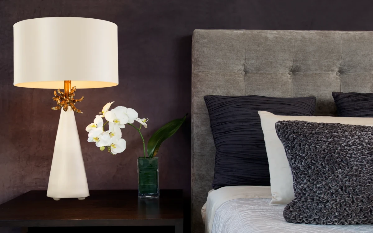 Elegantiški staliniai šviestuvai: Kaip išsirinkti tobulą šviestuvą savo svetainei ar miegamajam?
